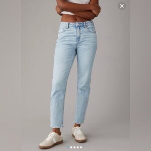 NWOT American Eagle Outfitters AE Strigid Mom Jean in Light Wash Blue Breeze